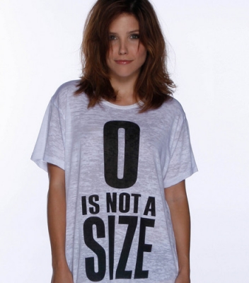 Sophia Bush w koszulce z napisem Zero is not a size